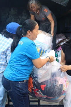 Tặng hơn 1.000 bộ áo dài cho phụ nữ vùng biên