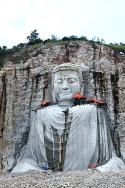 Khắc tượng Phật Thích Ca cao 81m vào vách núi Sam