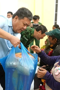 Quảng Trị đảm bảo lương thực cho đồng bào Rục bị chia cắt do mưa lũ