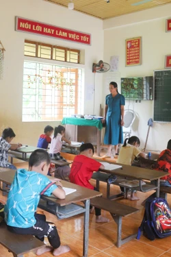 Chuyện về những giáo viên xung phong 'cắm bản' tại điểm trường giữa đại ngàn