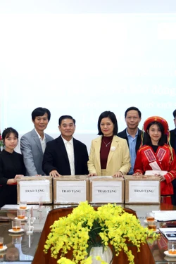 Trao tặng tủ sách tri thức và thư viện cho học sinh vùng cao Tuyên Quang