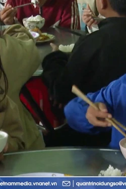 Nỗ lực duy trì bữa ăn bán trú cho học sinh vùng khó Quảng Ngãi