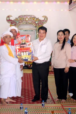 Thăm, chúc Tết Ramưwan đồng bào Chăm năm 2026