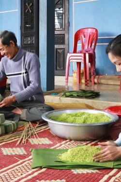 Làng bánh tét mặt trăng Đại An Khê (Quảng Trị) vào vụ Tết