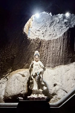 Chùa Hang - dấu ấn cổ tự 200 năm trên vách núi Sam