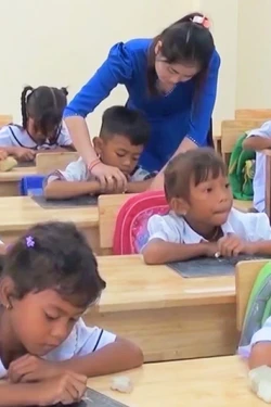 Cô giáo trẻ người Khmer hết lòng với học trò vùng đặc biệt khó khăn
