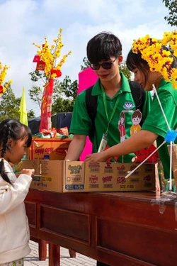 Chăm lo Tết cho trẻ em nghèo vùng biên giới Tây Nam