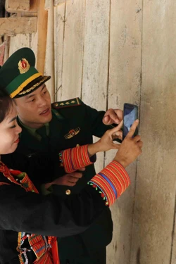 'Thầy giáo số' quân hàm xanh