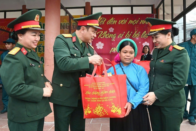 Đại tá Hoàng Văn Thuyết, Tỉnh ủy viên, Phó bí thư Thường trực Đảng ủy, Chính ủy Bộ CHQS tỉnh, trao các suất quà tại gian hàng 0 đồng. Ảnh: Văn Đảm/TTXVN phát