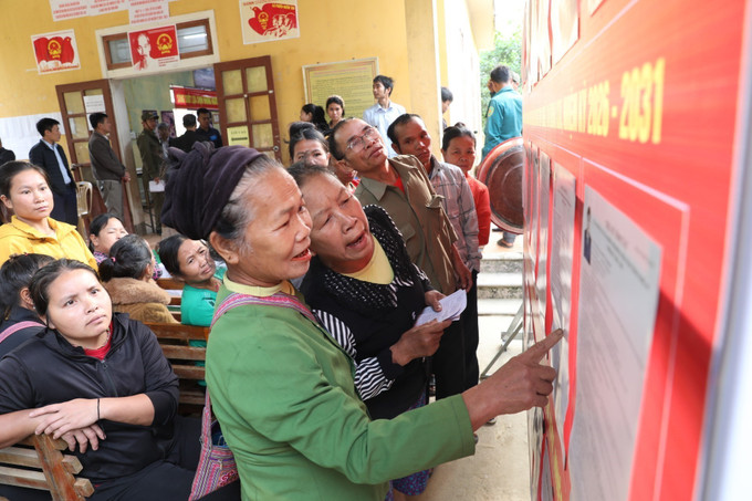 Cử tri bản Co Phạt, xã Môn Sơn (Nghệ An) tìm hiểu thông tin những người ứng cử đại biểu Quốc hội khóa XVI và đại biểu HĐND các cấp nhiệm kỳ 2026-2031.