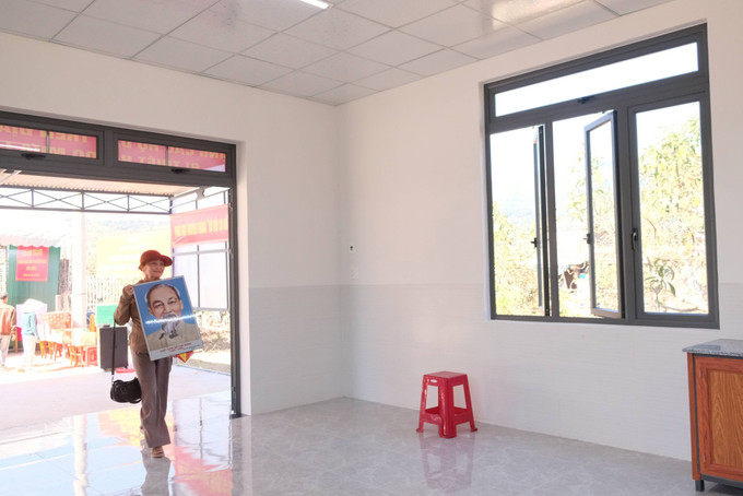 Người dân xã D’ran (Lâm Đồng) chuyển về ngôi nhà trong “Chiến dịch Quang Trung” mới được Quân khu 7 bàn giao trong ngày cuối cùng của năm 2025.