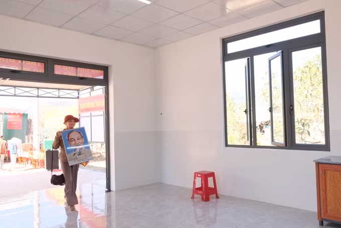 Người dân xã D’ran (Lâm Đồng) chuyển về ngôi nhà trong “Chiến dịch Quang Trung” mới được Quân khu 7 bàn giao trong ngày cuối cùng của năm 2025.