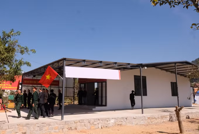 Căn nhà của hộ ông Mai Ngọc Hiệp (thôn Lạc Thiện 1, xã D’ran) với kinh phí hơn 500 triệu đồng từ nguồn kinh phí của địa phương và các đơn vị thuộc Quân khu 7 hỗ trợ xây dựng.