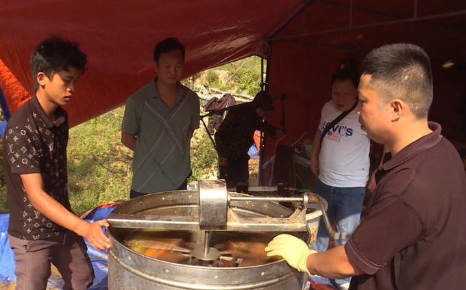 Quy trình quay mật ong. Ảnh: TTXVN phát