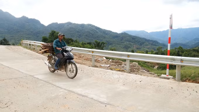 Con đường mới được xây dựng qua vị trí sạt lở theo chỉ đạo của Phó Thủ tướng Chính phủ Hồ Quốc Dũng.