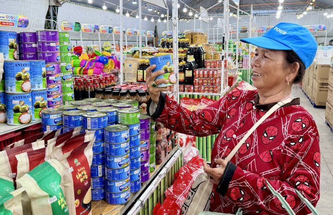 Khách tham quan tìm hiểu, mua sắm các sản phẩm OCOP An Giang tại các hội chợ thương mại.