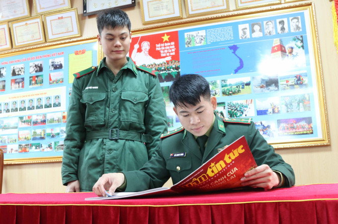 Cán bộ, chiến sĩ Đồn Biên phòng Cửa khẩu quốc tế Hữu Nghị (Lạng Sơn) tìm hiểu văn hóa đồng bào các dân tộc Việt Nam qua tờ báo Tết.