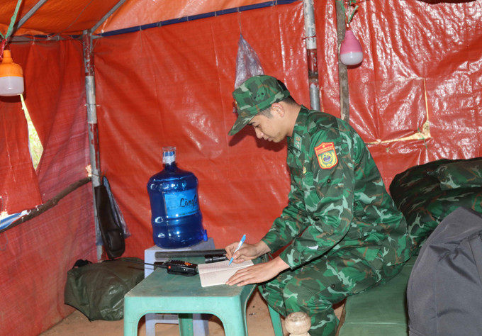 Thượng úy Bùi Mạnh Lâm, sinh năm 1997, quê Hưng Yên, cán bộ Trạm Biên phòng Cửa khẩu Chi Ma (Lạng Sơn) mới cưới vợ ngày 20 tháng Chạp song vẫn lên đơn vị để nhận nhiệm vụ trực Tết Nguyên đán 2026.