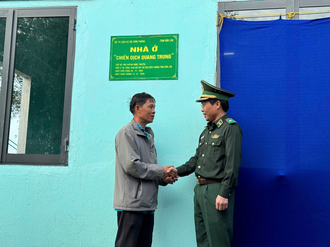 Bộ đội Biên phòng động viên người dân trong “Chiến dịch Quang Trung”. Ảnh: TTXVN phát