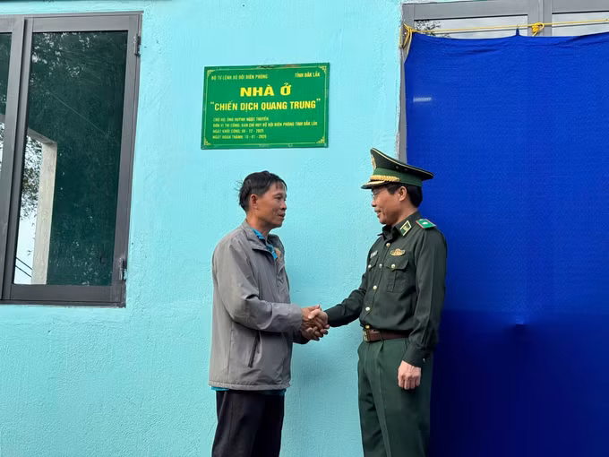 Bộ đội Biên phòng động viên người dân trong “Chiến dịch Quang Trung”. Ảnh: TTXVN phát