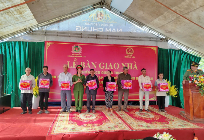 Công an tỉnh Đắk Lắk tặng quà cho hộ dân trong “Chiến dịch Quang Trung”. Ảnh: TTXVN phát