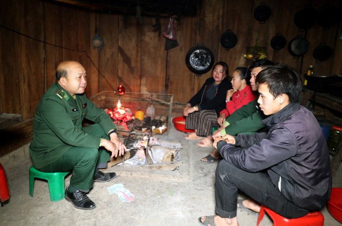 Cán bộ, chiến sĩ Đồn Biên phòng Mỹ Lý phối hợp với chính quyền địa phương trực tiếp đến gia đình học viên để tuyên truyền, vận động chị em đi học.