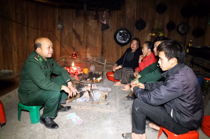 Cán bộ, chiến sĩ Đồn Biên phòng Mỹ Lý phối hợp với chính quyền địa phương trực tiếp đến gia đình học viên để tuyên truyền, vận động chị em đi học.