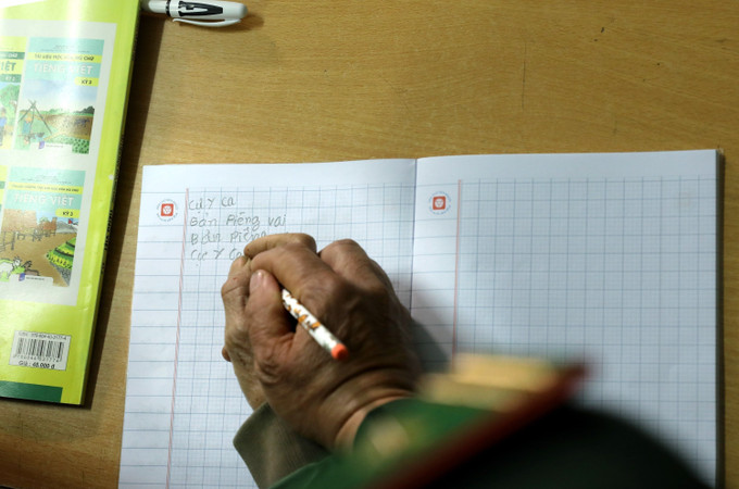 Mỗi con chữ là một niềm vui, một bước đi nhỏ nhưng đầy ý nghĩa, mở ra cánh cửa mới cho cuộc sống phụ nữ dân tộc Mông ở Piêng Vai, xã Mỹ Lý.