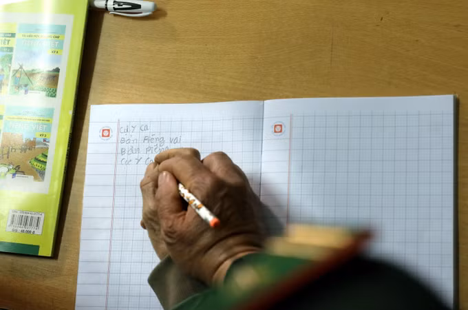 Mỗi con chữ là một niềm vui, một bước đi nhỏ nhưng đầy ý nghĩa, mở ra cánh cửa mới cho cuộc sống phụ nữ dân tộc Mông ở Piêng Vai, xã Mỹ Lý.