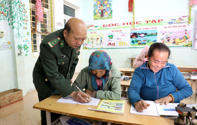 Từ khi lớp học xóa mù chữ do Bộ đội biên phòng mở ra, nhiều phụ nữ đã quyết tâm đến lớp bắt đầu hành trình học chữ ngay cả khi tuổi đời đã đi quá nửa.
