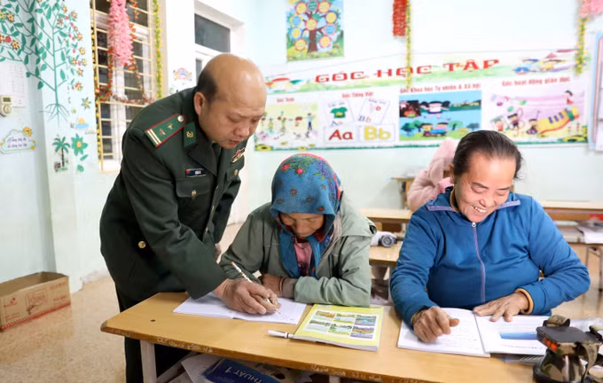 Từ khi lớp học xóa mù chữ do Bộ đội biên phòng mở ra, nhiều phụ nữ đã quyết tâm đến lớp bắt đầu hành trình học chữ ngay cả khi tuổi đời đã đi quá nửa.