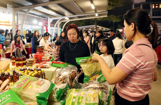 Đông đảo đoàn viên, người lao động mua sắm hàng tại Chợ Tết công đoàn.