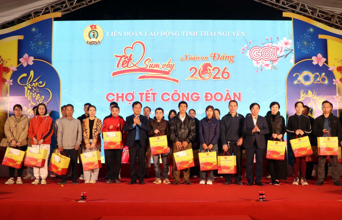 Lãnh đạo Tổng Liên đoàn Lao động Việt Nam tặng quà cho công nhân, người lao động có hoàn cảnh khó khăn.