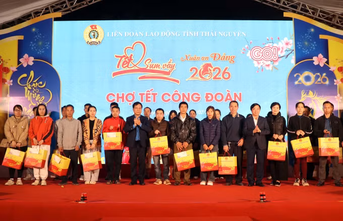 Lãnh đạo Tổng Liên đoàn Lao động Việt Nam tặng quà cho công nhân, người lao động có hoàn cảnh khó khăn.