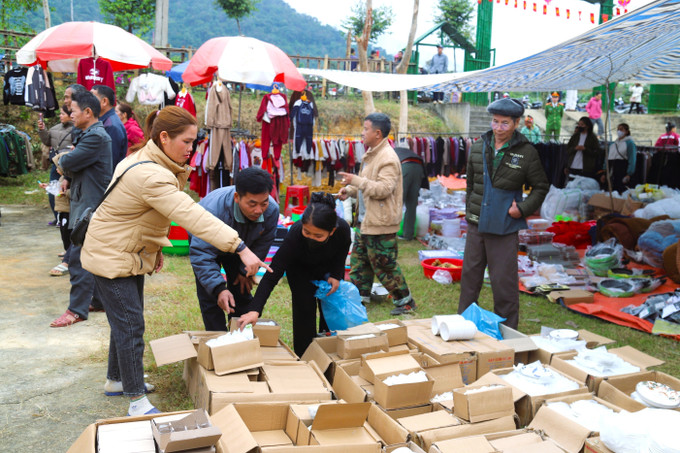 Các gian hàng bày bán đồ gia dụng thu hút đông người dân đến mua để phục vụ nhu cầu sử dụng trong dịp Tết đến, Xuân về.