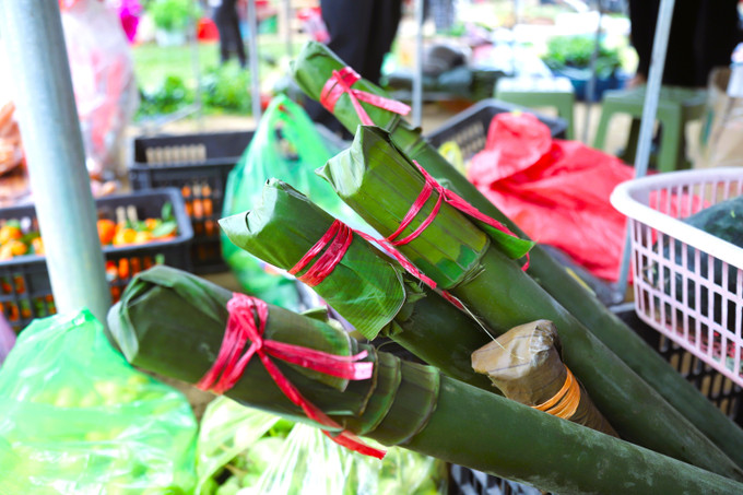 Món thịt chua được ủ ướp trong ống nứa mang nét văn hóa ẩm thực đặc trưng của đồng bào dân tộc Thái, Khơ Mú được bày bán ở chợ phiên Nga My.