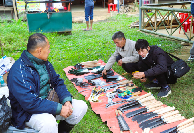 Các vật dụng gắn bó với cuộc sống, sinh hoạt thường ngày của người dân miền sơn cước như dao nhọn, dao quắm, dao cắt lúa, liềm cắt cỏ được bày bán nhiều ở khu vực cổng chợ.