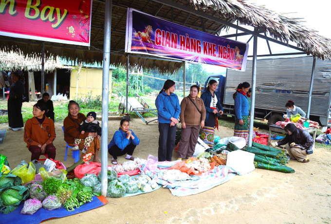 Chợ phiên Nga My (xã Nga My, tỉnh Nghệ An) có gần 20 gian hàng của người dân đến từ 16 bản trong xã và các tiểu thương các xã lân cận trưng bày, giới thiệu, bán sản phẩm.