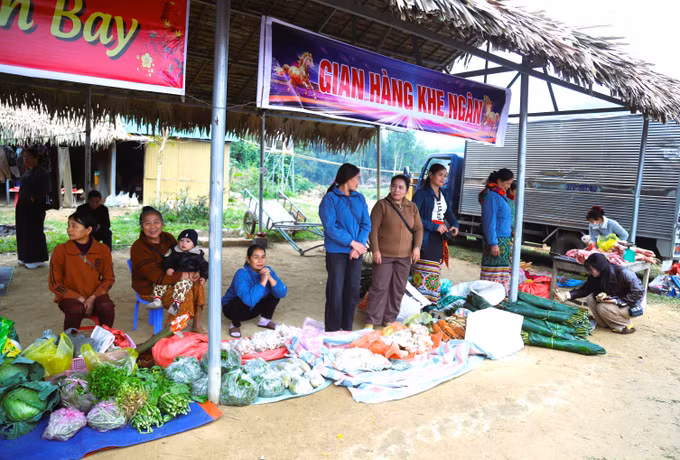 Chợ phiên Nga My (xã Nga My, tỉnh Nghệ An) có gần 20 gian hàng của người dân đến từ 16 bản trong xã và các tiểu thương các xã lân cận trưng bày, giới thiệu, bán sản phẩm.