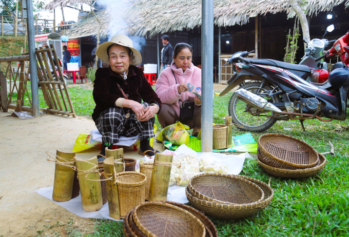 Các sản phẩm, dụng cụ truyền thống, được đan lát, chế tác bằng vật liệu từ rừng (mây, tre) gắn liền với đời sống, sinh hoạt hằng ngày của đồng bào dân tộc Thái, Khơ Mú, Ơ Đu bày bán rất nhiều trong chợ phiên.