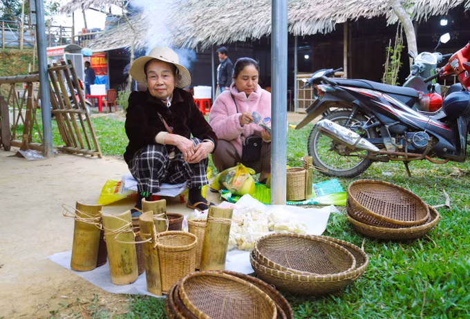Các sản phẩm, dụng cụ truyền thống, được đan lát, chế tác bằng vật liệu từ rừng (mây, tre) gắn liền với đời sống, sinh hoạt hằng ngày của đồng bào dân tộc Thái, Khơ Mú, Ơ Đu bày bán rất nhiều trong chợ phiên.