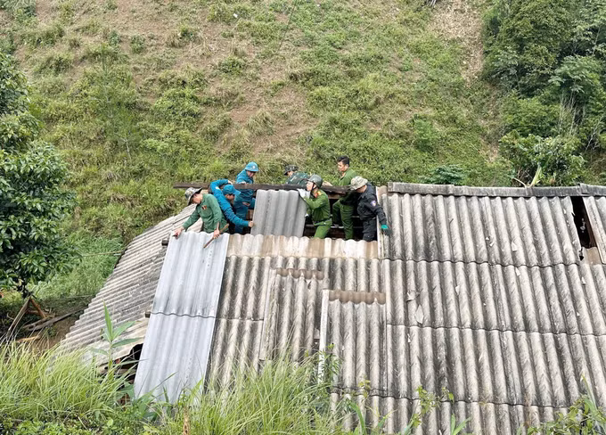 Công an xã Phiêng Khoài, tỉnh Sơn La hỗ trợ nhân dân sửa mái nhà bị hư hỏng bởi mưa đá, dông lốc. Ảnh: TTXVN phát