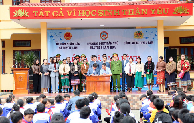 Ký kết phối hợp giữa Công an, chính quyền và nhà trường triển khai mô hình“Vững bước đến trường - cùng học sinh vùng biên” tại trường PTDTBT Tiểu học và THCS Lâm Hóa (xã Tuyên Lâm).