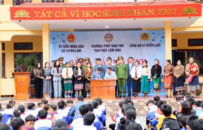 Ký kết phối hợp giữa Công an, chính quyền và nhà trường triển khai mô hình“Vững bước đến trường - cùng học sinh vùng biên” tại trường PTDTBT Tiểu học và THCS Lâm Hóa (xã Tuyên Lâm).