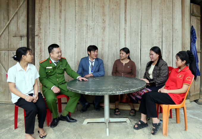 Lực lượng Công an xã Tuyên Lâm, giáo viên trường PTDTBT Tiểu học và TTHCS Lâm Hóa (xã Tuyên Lâm) đến tận nhà vận động để học sinh không bỏ học thời điểm giáp Tết.