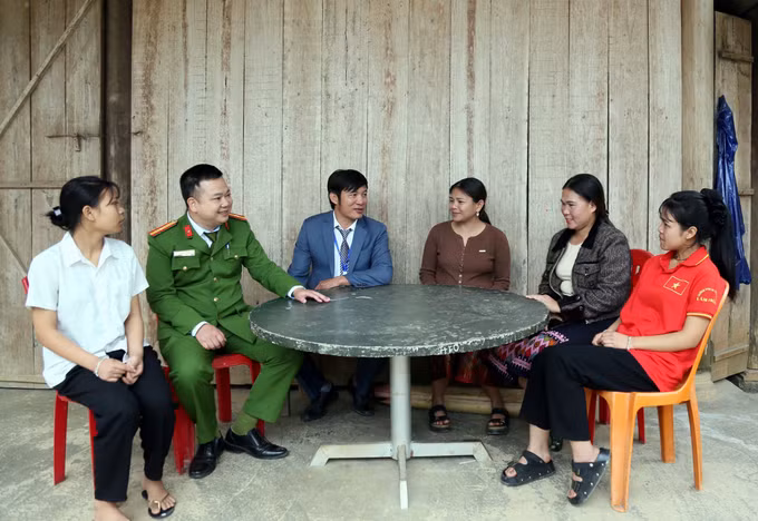 Lực lượng Công an xã Tuyên Lâm, giáo viên trường PTDTBT Tiểu học và TTHCS Lâm Hóa (xã Tuyên Lâm) đến tận nhà vận động để học sinh không bỏ học thời điểm giáp Tết.