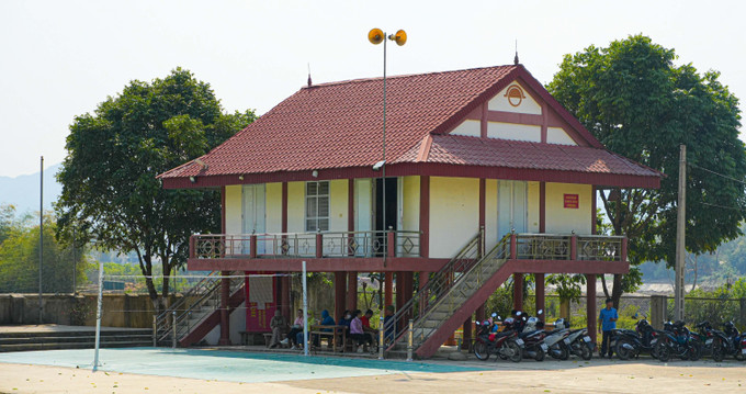 Tuyên truyền về bầu cử bằng loa phát thanh tại nhà văn hóa bản Ten B, phường Mường Thanh, tỉnh Điện Biên.