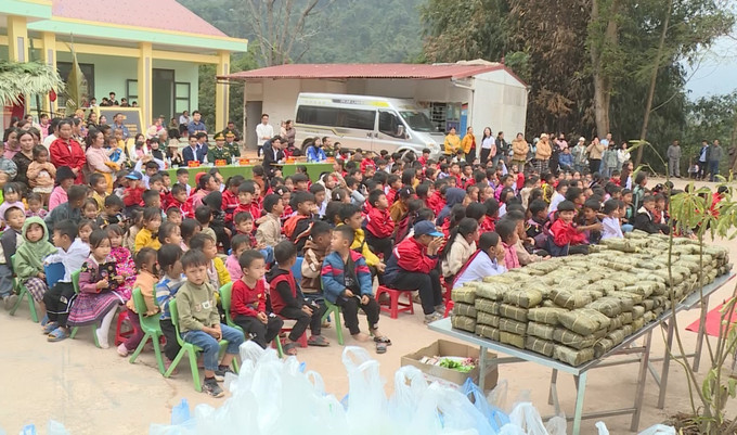 Những chiếc bánh chưng dành tặng các em học trường tại Chương trình “Xuân biên phòng, ấm lòng dân bản” ở xã biên giới Chiềng Sơn, tỉnh Sơn La. Ảnh: TTXVN phát.