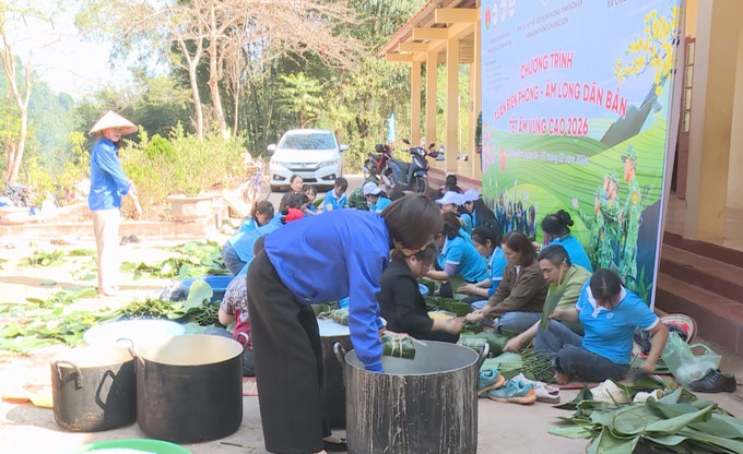 Các đoàn viên thanh niên, phụ nữ, Bộ đội Biên phòng gói bánh chưng tặng người dân và các em học sinh nghèo tại Chương trình “Xuân biên phòng, ấm lòng dân bản” ở xã biên giới Chiềng Sơn, tỉnh Sơn La. Ảnh: TTXVN phát.