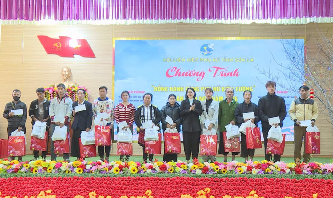 Tặng quà cho các gia đình của xã Chiềng Sơn, tỉnh Sơn La có hoàn cảnh khó khăn tại Chương trình “Đồng hành cùng phụ nữ biên cương” năm 2026. Ảnh: TTXVN phát.